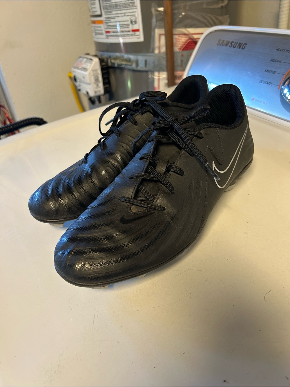 Nike Men's Black Athletic Soccer Cleats - Picture 10 of 12
